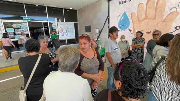 Pacientes con cáncer se manifiestan en el IMSS Mazatlán por falta de doctores 