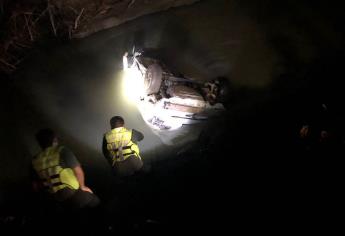 Localizan un vehículo abandonado dentro de un dren agrícola en Ahome
