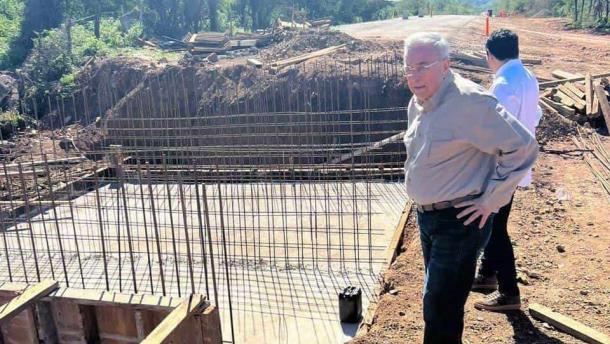 De Culiacán hasta Mocorito, Rocha Moya supervisa pavimentación de carreteras 