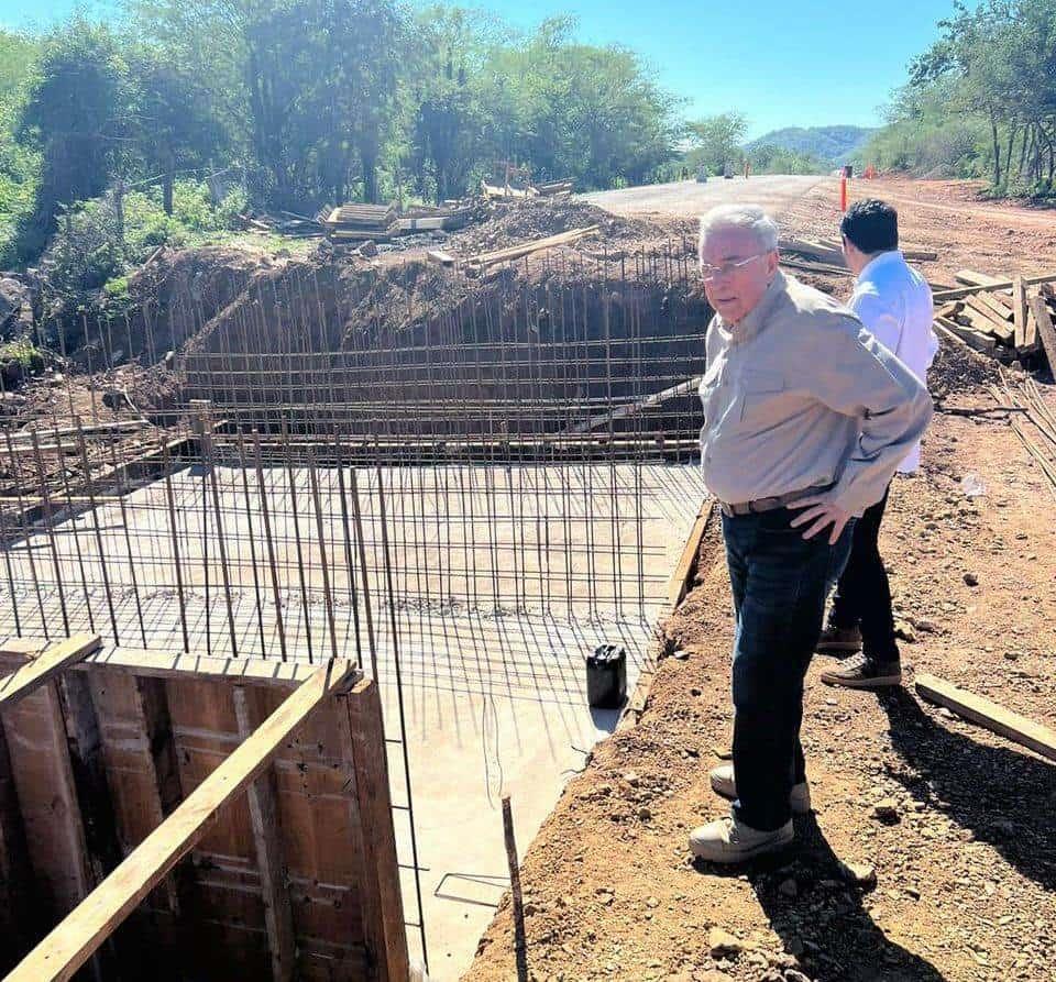 De Culiacán hasta Mocorito, Rocha Moya supervisa pavimentación de carreteras 