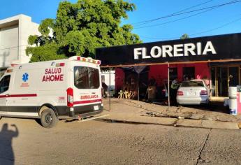 Conductora de un vehículo se sube a la banqueta y choca contra una florería en Los Mochis 