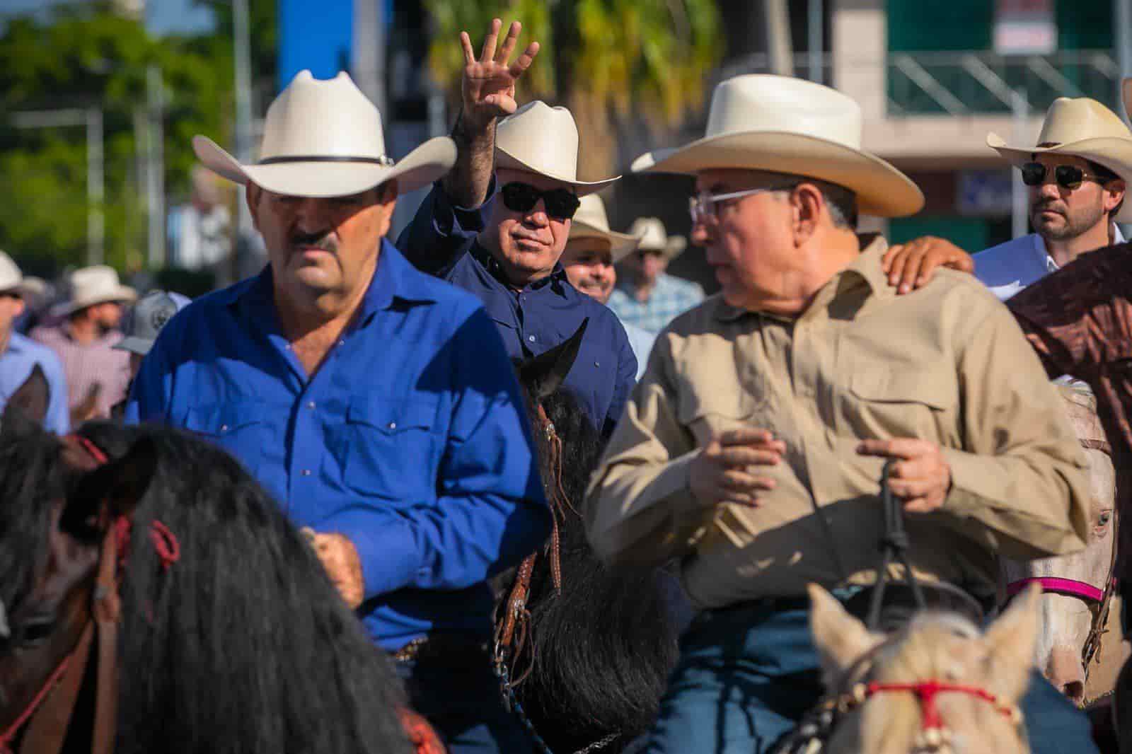 El Secretario de Gobierno de Sinaloa durante la Cabalgata de la Feria Ganadera 2023, acompañando al Gobernador. FOTO: Cortesía.