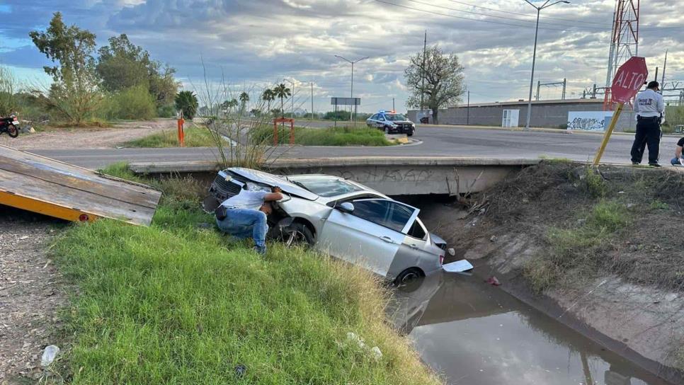 Conducían ebrios y amanecidos; vuelcan y terminan dentro de un canal de riego en Los Mochis