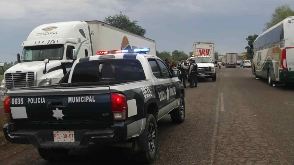 Tráiler golpea un taxi y lo deja montado en el muro de contención de la México 15 en Guasave