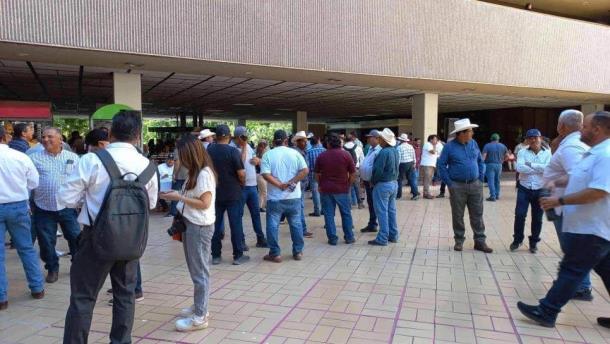 Productores de maíz regresan a manifestarse a Palacio de Gobierno en Sinaloa 