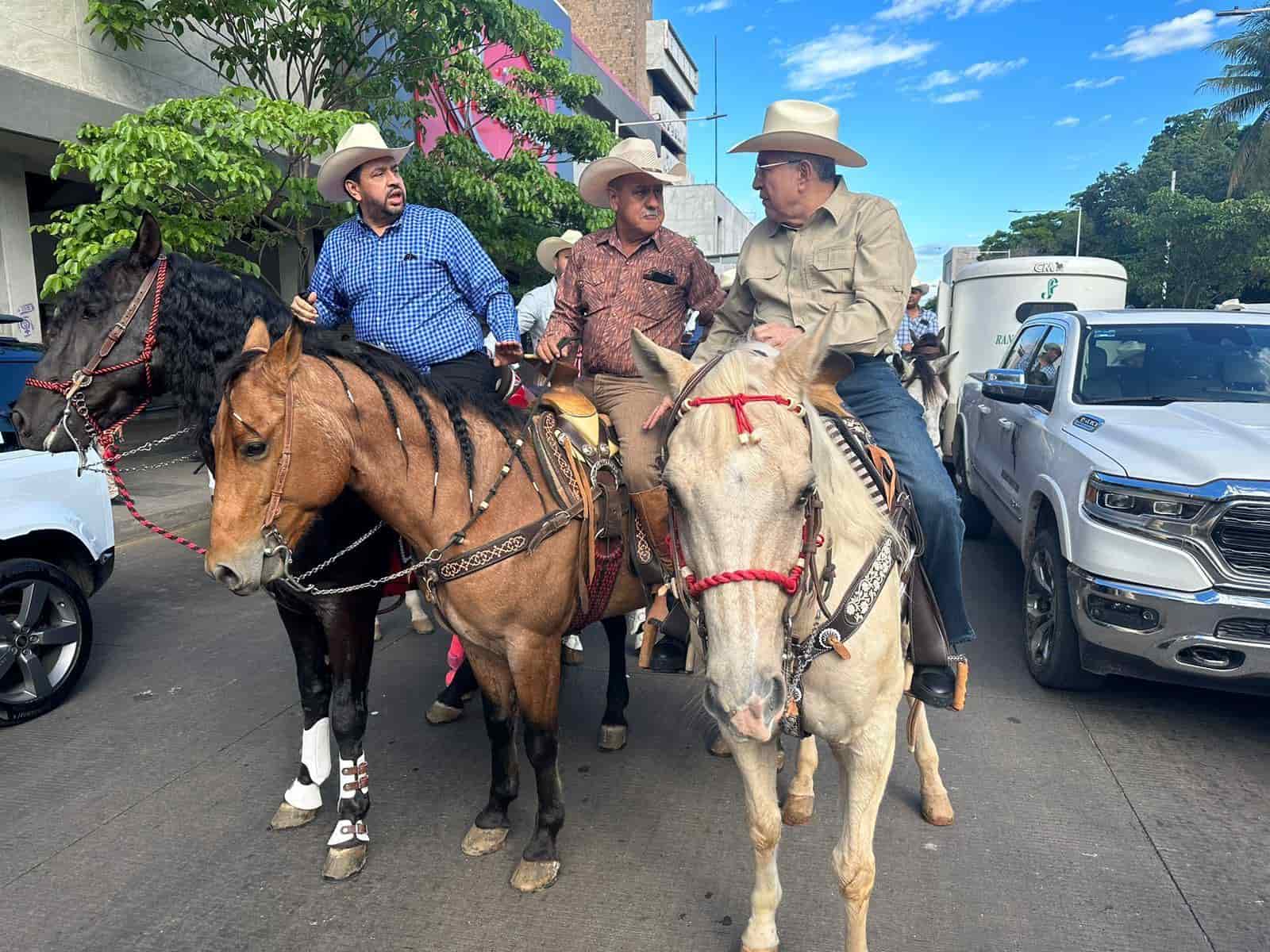 A caballo y con sombrero, Rocha Moya encabeza cabalgata de la Feria Ganadera 2023