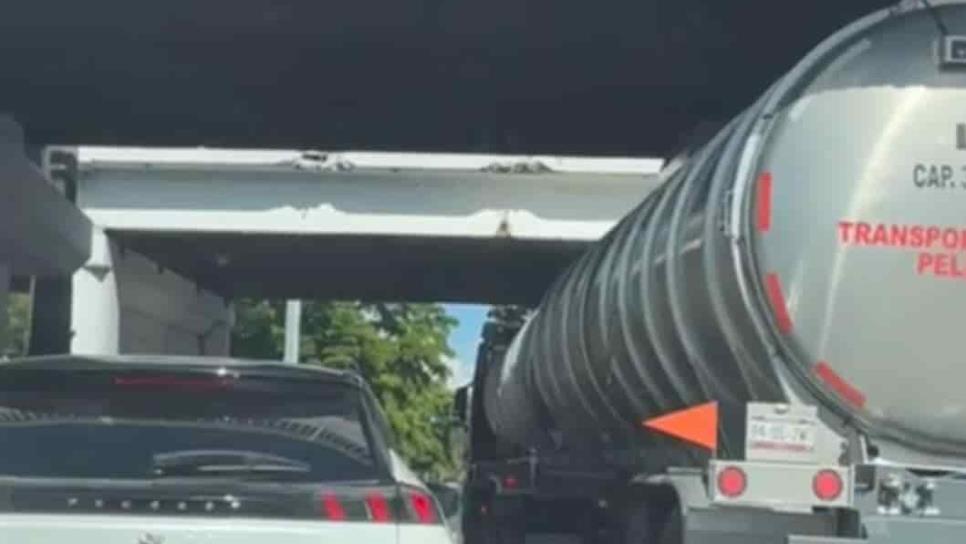 Tráiler quedó atorado por varios minutos en el puente Negro de Culiacán 