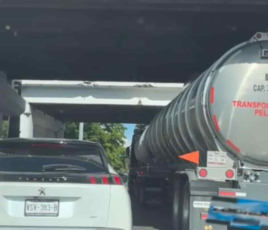 Tráiler quedó atorado por varios minutos en el puente Negro de Culiacán