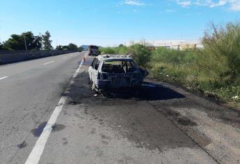 Se incendian dos vehículos en la carretera México 15 en Ahome y terminan calcinados