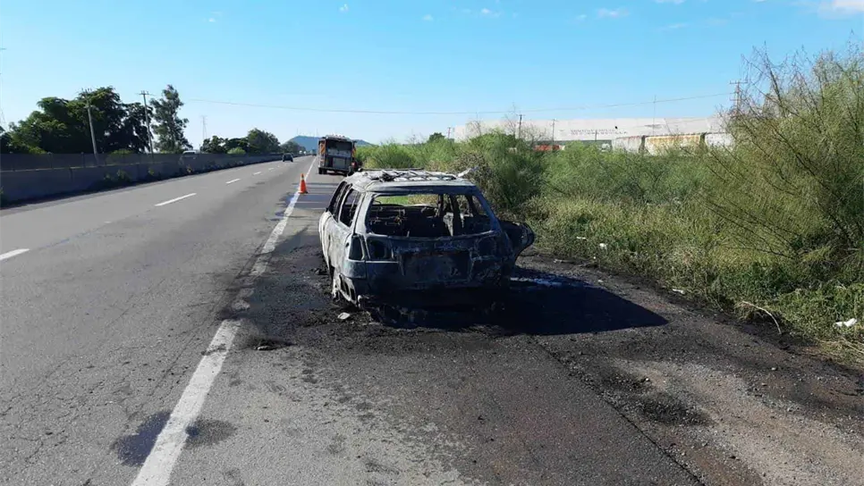 Vehiculos se incendian por la carretera federal México 15, en Ahome. FOTO: Cortesía.