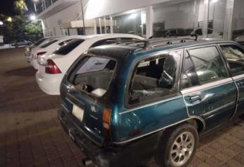 Mujer enojada daña el carro de su pareja en Culiacán; la acusan de robarle dinero