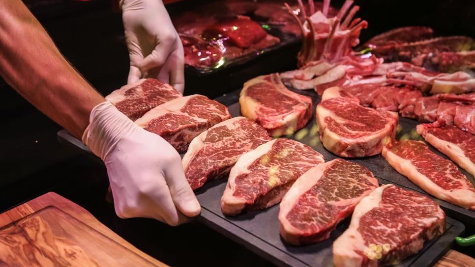 ¿Lavas la carne antes de cocinarla? Aquí te decimos por qué no se debe lavar