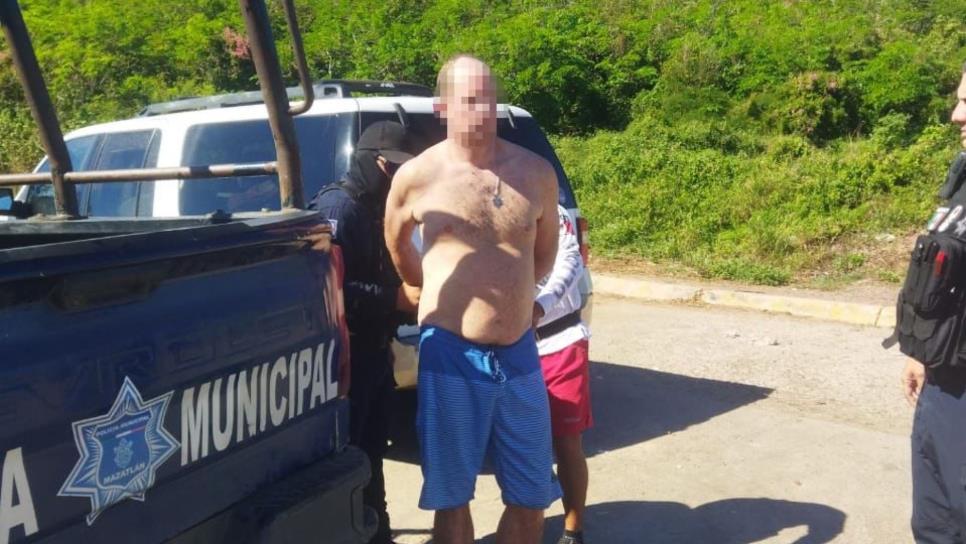 Detienen a turista canadiense en playas de Mazatlán por desafiar a la autoridad 