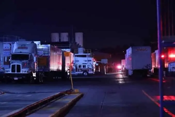 Brigada de trabajadores controla incendio en una fábrica de coma en Mazatlán 