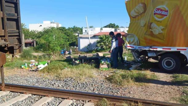 Tren carguero embiste camión con frituras, le quiso ganar el paso en el municipio de Sinaloa