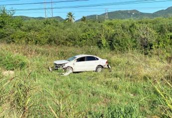 Vecina de El Rosario, vuelca en su unidad cerca del aeropuerto de Mazatlán