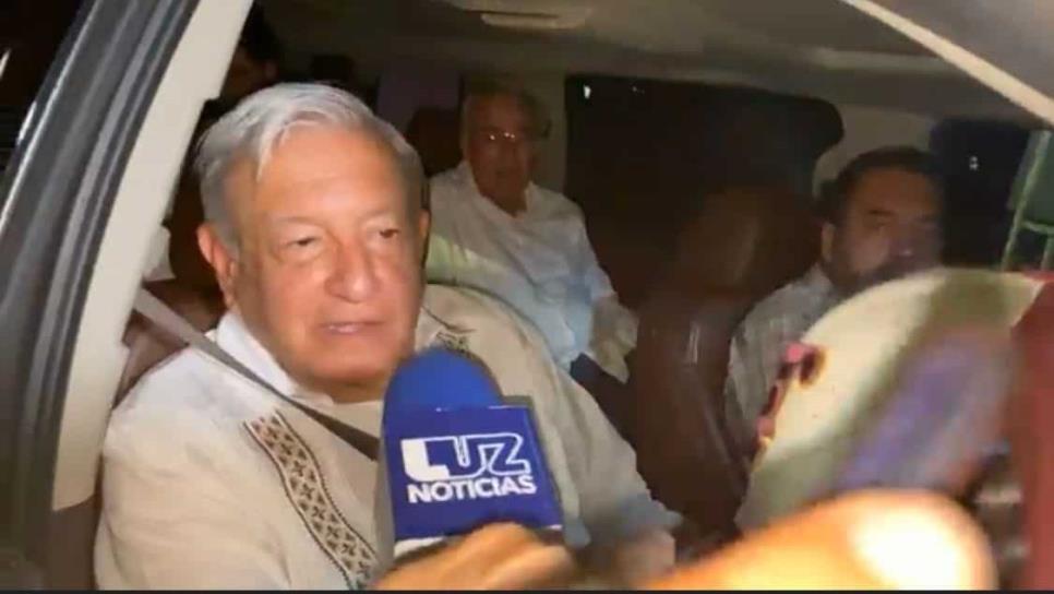 Llega AMLO a Culiacán y Rocha Moya lo recibe