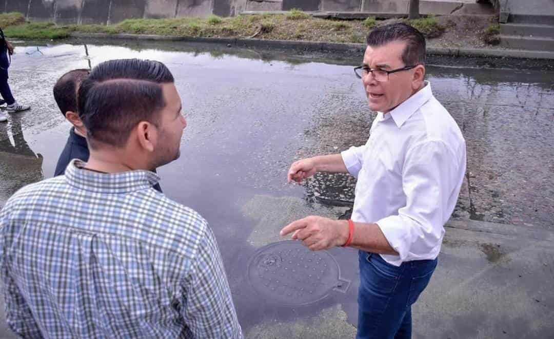 El alcalde en la supervisión de obras en mal estado.