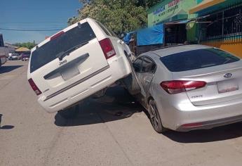 Camioneta se sube en automóvil tras chocar en el centro de El Rosario