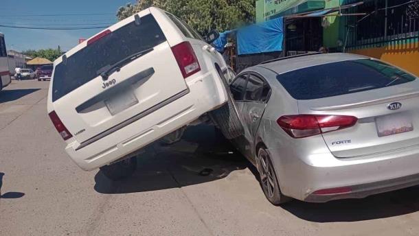 Camioneta se sube en automóvil tras chocar en el centro de El Rosario