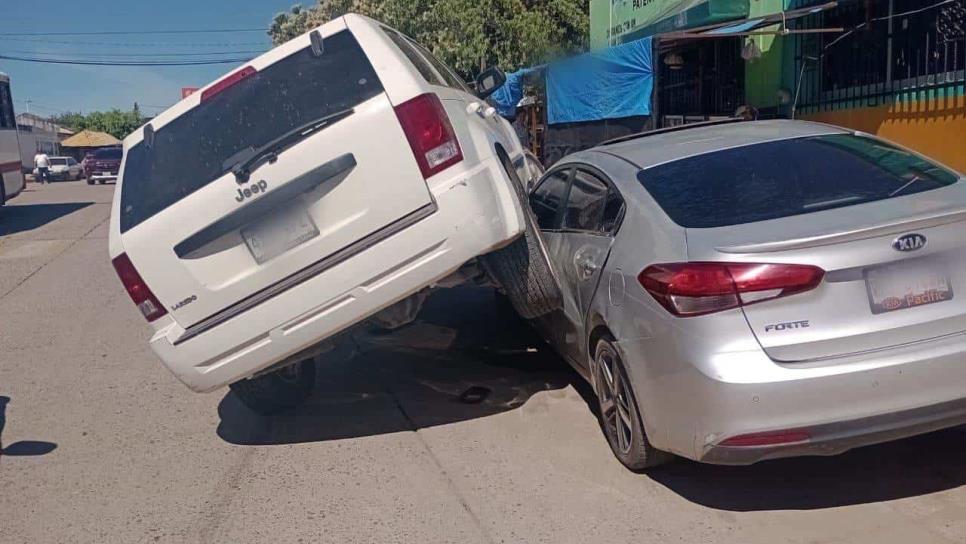 Camioneta se sube en automóvil tras chocar en el centro de El Rosario