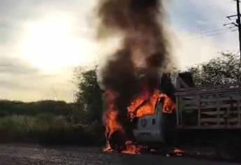 Por una falla en el sistema eléctrico, se quema una camioneta de la Japac