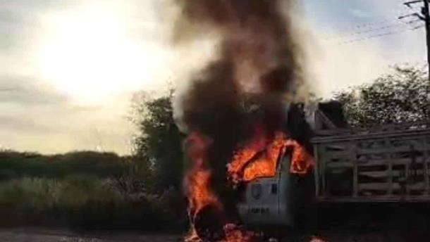 Por una falla en el sistema eléctrico, se quema una camioneta de la Japac