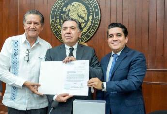 Enrique Inzunza entrega al Congreso segundo Informe de Gobierno de Rocha Moya 