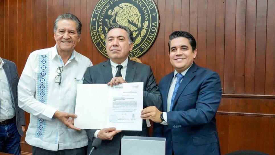 Enrique Inzunza entrega al Congreso segundo Informe de Gobierno de Rocha Moya 