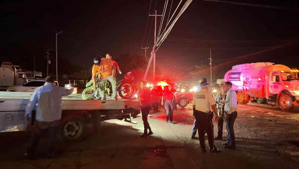 Dos motociclistas terminan heridos tras impactarse contra una camioneta en la Sirena Mazatlán