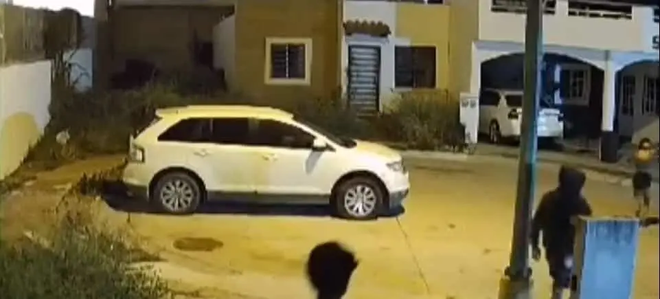 Los jóvenes al entrar al coto privado.