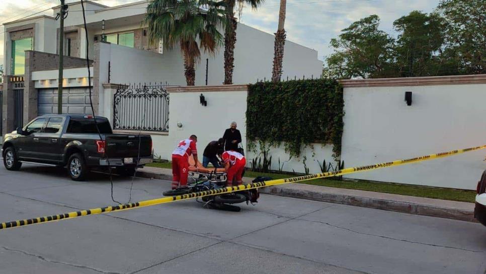 Motocicleta se enreda con los cables de la CFE en Jardines del Sol en Los Mochis