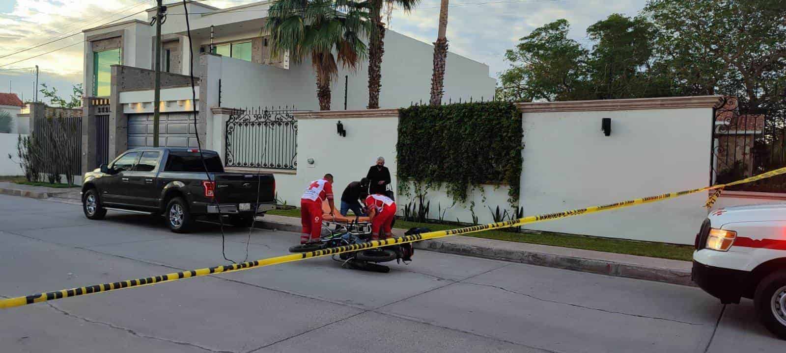 Motocicleta se enreda con los cables de la CFE en Jardines del Sol en Los Mochis