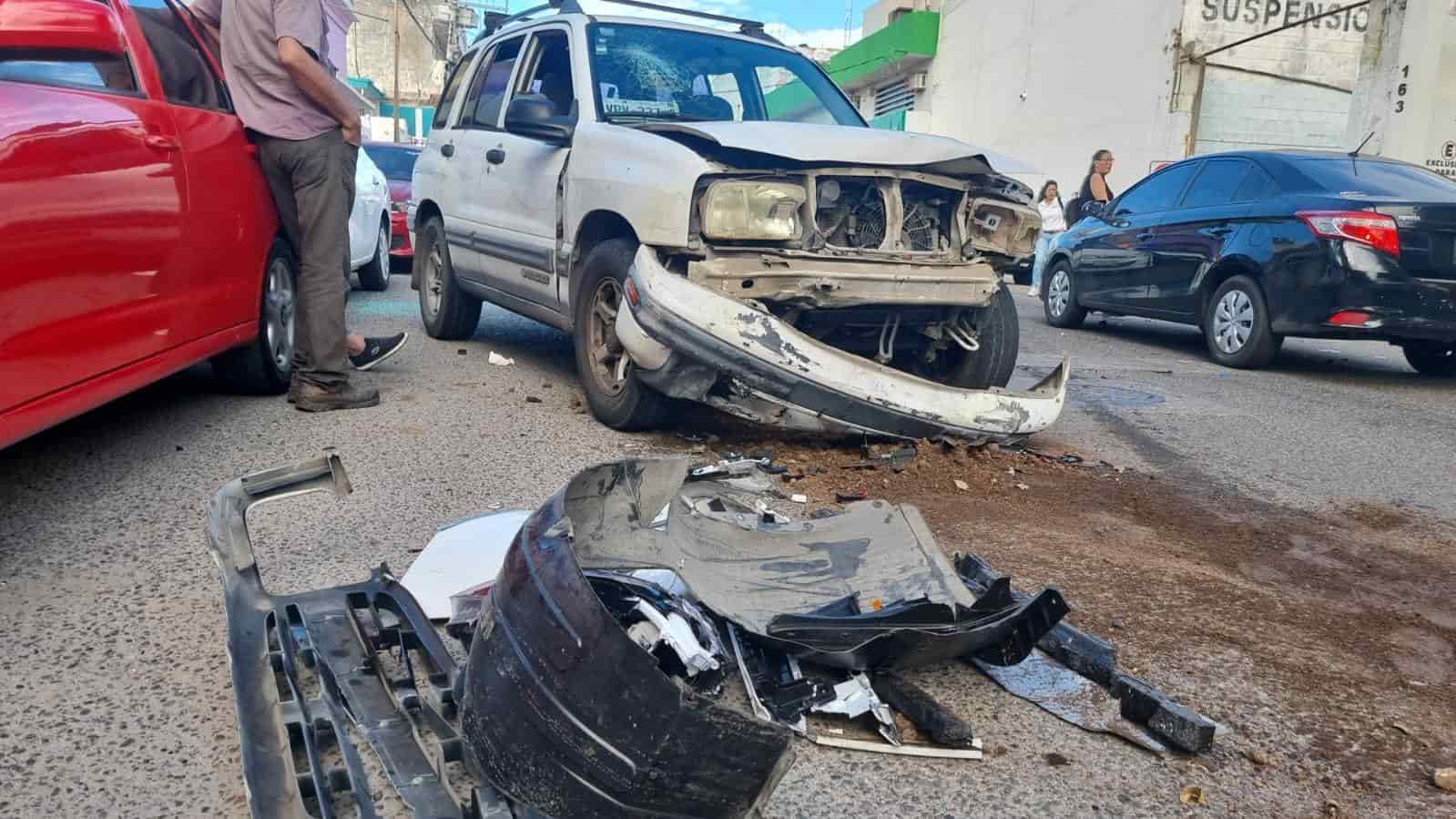 Cuatro personas heridas dejó un encontronazo a las afueras de una primaria de Culiacán 
