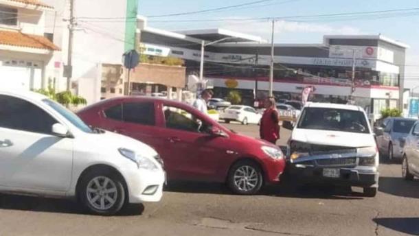 Se accidenta una camioneta de la Cruz Roja frente al tecnológico de Culiacán 