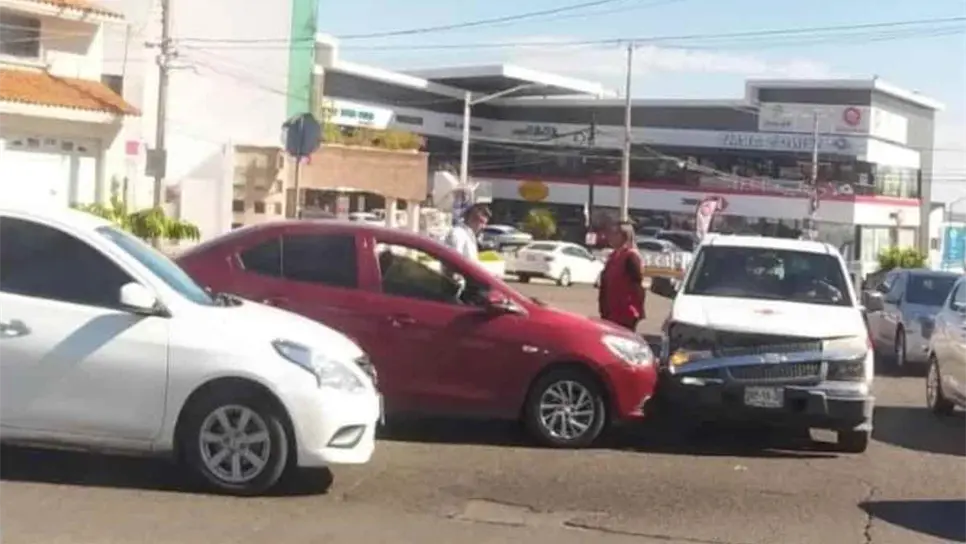 Se accidenta una camioneta de la Cruz Roja frente al tecnológico de Culiacán