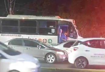 Conductor molesto destroza los cristales de un camión urbano en Culiacán