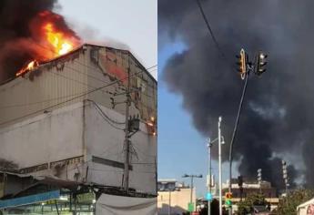 Evacuan a cientos de personas por incendio en bodega de Tepito