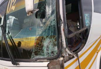 Turistas sonorenses iban a Mazamitla y chocan contra un tráiler en Los Mochis