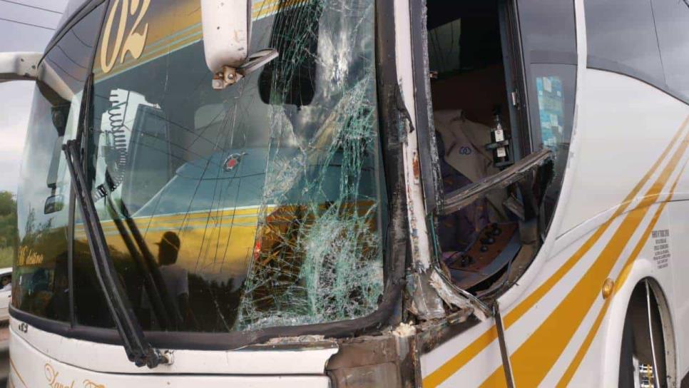 Turistas sonorenses iban a Mazamitla y chocan contra un tráiler en Los Mochis