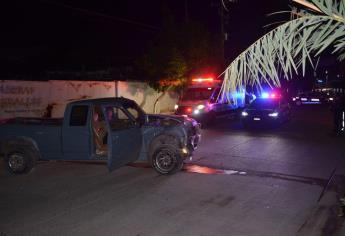 ¡Se le atravesó la barda! conductor ebrio se impacta contra una bodega en Los Mochis