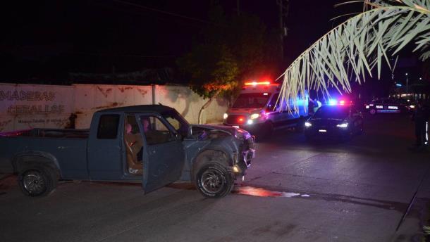 ¡Se le atravesó la barda! conductor ebrio se impacta contra una bodega en Los Mochis