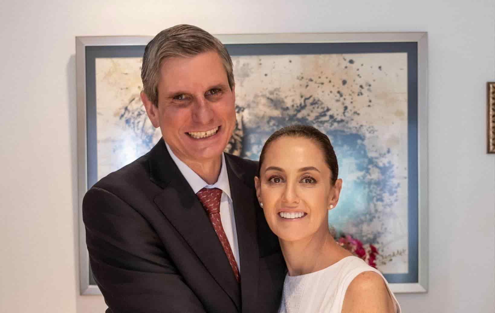 La pareja de esposos.