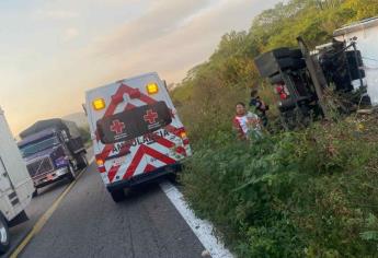 Vuelca tráiler cargado con verdura en carretera Mazatlán-Culiacán, en San Ignacio 