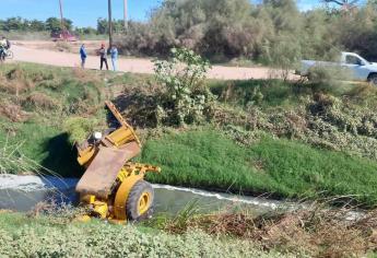 Máquina aplanadora termina dentro de un dren en accidente; el operador logró salir ileso