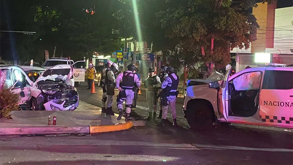 Patrulla de la Guardia Nacional choca en Culiacán; deja dos mujeres prensadas