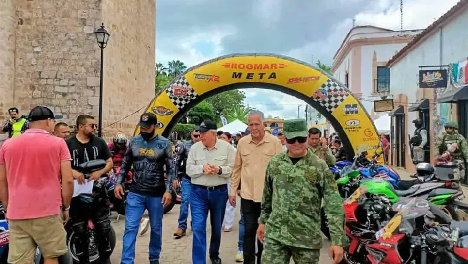 Rubén Rocha Moya acude a la Caín Road Race para desear suerte a participantes