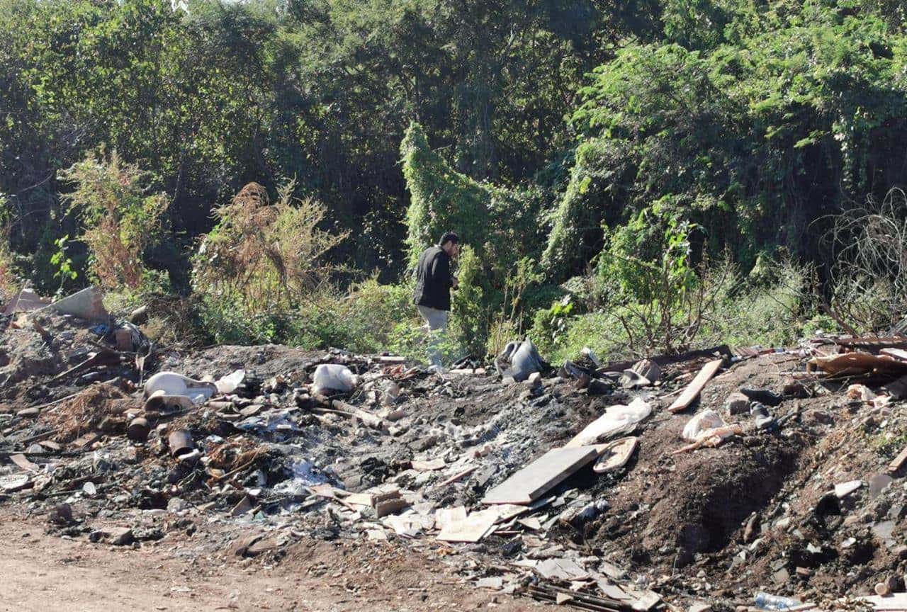 El cuerpo fue localizado con una llanta encima. FOTO: Luz Noticias