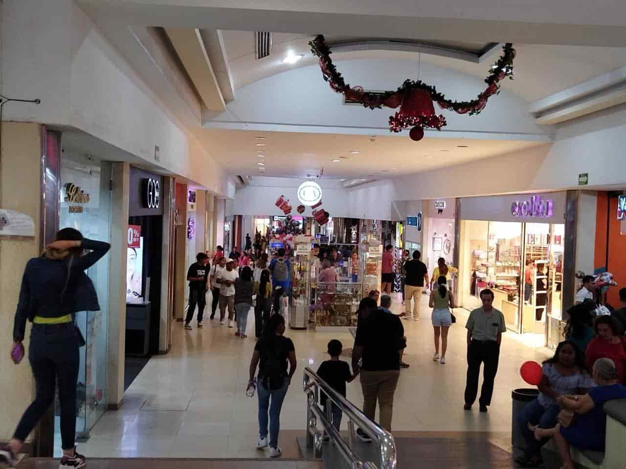 Mazatlecos responden al Buen Fin y abarrotan plazas comerciales