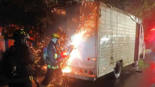 Camión con equipo de sonido termina en cenizas tras incendiarse en Mazatlán 